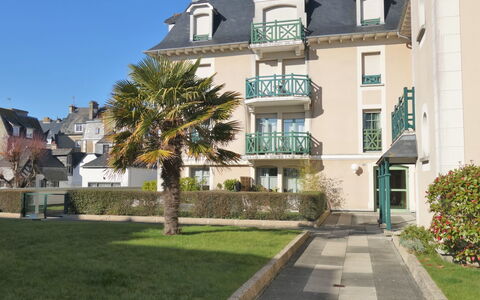 Dinard 188: Plant, Building, Sky, Window, Urban Design, Tree, Condominium, Arecales, Facade, Residential Area