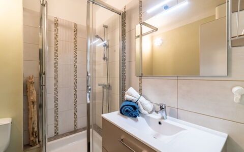 Le Marbello: Mirror, Plumbing Fixture, Tap, Sink, Bathroom Cabinet, Bathroom, Shower Head, Bathroom Sink, Lighting