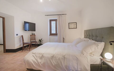 Cantiniere: Bedroom, Bed, Room, Furniture, Bed Sheet, Property, Bedding, Bed Frame, Floor, Wall