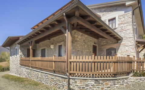 Cantiniere: Sky, Window, Building, Plant, Wood, Porch, House, Land Lot, Fence, Siding