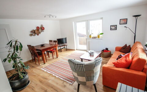 Pians 115: Room, Living Room, Furniture, Property, Interior Design, Floor, Building, House, Table, Home