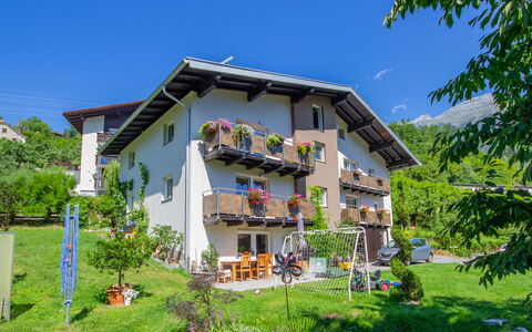 Pians 115: Sky, Plant, Building, Tree, Window, Land Lot, Grass, House, Urban Design, Cottage