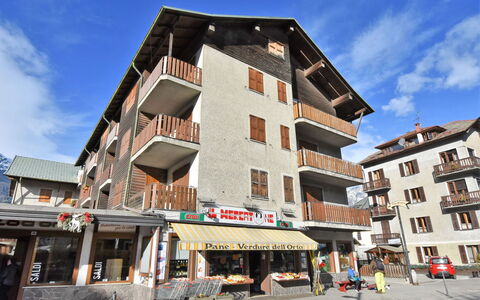 San Anton: Cloud, Sky, Building, Window, Urban Design, Condominium, House, Neighbourhood, Residential Area