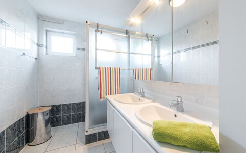 De Vakantieduinen Aan Zee: Bathroom, Property, Room, Interior Design, Building, Architecture, House, Real Estate, Daylighting, Tile