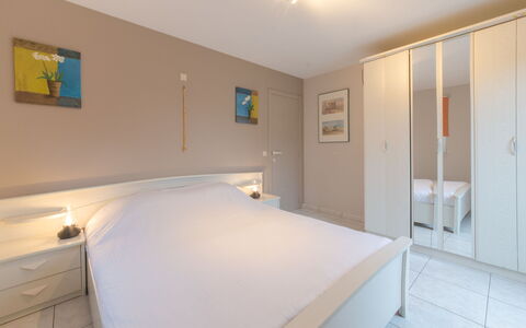 De Vakantieduinen Aan Zee: Furniture, Wood, Comfort, Interior Design, Lighting, Building, Door, Flooring, Floor