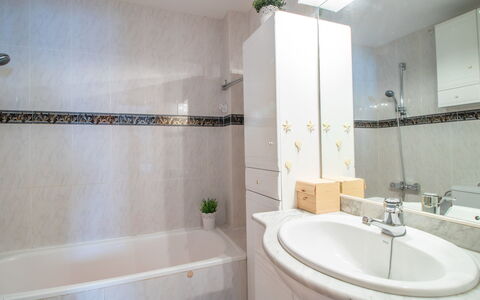 Sol i Canal: Bathroom, Property, Room, Tile, Tap, Bathtub, Interior Design, Architecture, Building, Real Estate
