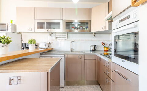 Sol i Canal: Countertop, Cabinetry, Room, Kitchen, Property, Furniture, Interior Design, Yellow, Building, House