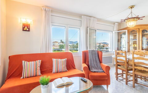 Sol i Canal: Room, Property, Living Room, Furniture, Interior Design, Building, Real Estate, Suite, House, Table