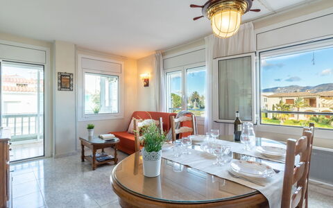 Sol i Canal: Room, Property, Furniture, Building, Interior Design, Real Estate, Ceiling, House, Dining Room, Table