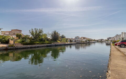 Sol i Canal: Body Of Water, Waterway, Water, Sky, Canal, Water Resources, River, Daytime, Reflection, Bank