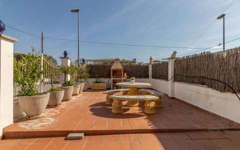 Sol i Canal: Property, Residential Area, Roof, Real Estate, Tree, Architecture, Floor, Urban Design, Building, Landscape