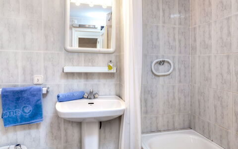 Residencial Magda Park: Bathroom, Property, Room, Interior Design, Wall, Tile, Architecture, House, Building, Real Estate