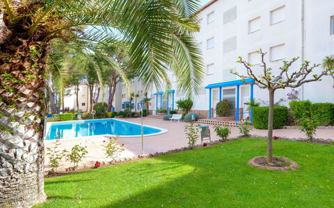 Residencial Magda Park: Property, Building, Real Estate, Grass, Swimming Pool, House, Tree, Condominium, Home, Palm Tree