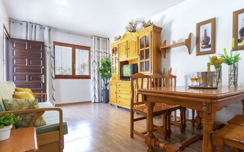 Coquetó: Plant, Table, Building, Furniture, Picture Frame, Houseplant, Wood, Interior Design, Flooring, Floor