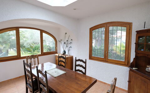 Reny: Room, Property, Dining Room, Furniture, Ceiling, Building, Floor, Table, Interior Design, Real Estate