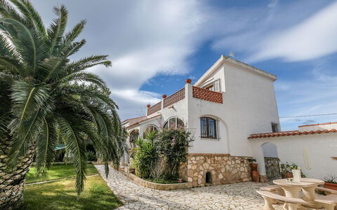 Reny: Property, Sky, House, Tree, Building, Palm Tree, Town, Real Estate, Architecture, Home