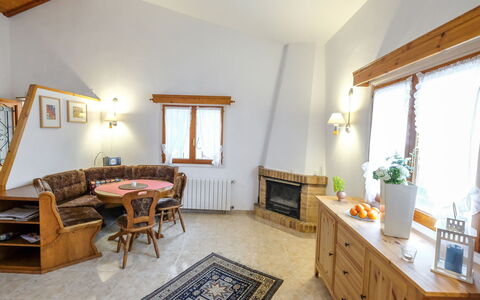 Reny: Property, Room, Furniture, Building, Interior Design, Floor, Ceiling, House, Real Estate, Table