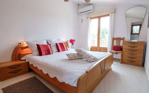 Reny: Bedroom, Furniture, Bed, Room, Property, Bed Sheet, Interior Design, Bed Frame, Mattress, Bedding