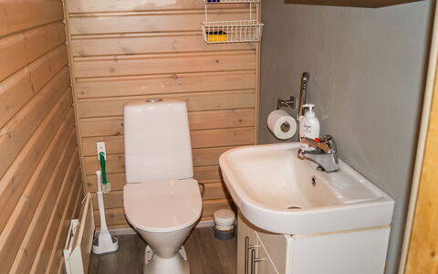 Kesäranta: Toilet Seat, Toilet, Flooring, Plumbing Fixture, Wood, Floor, Bathroom, Plumbing, Interior Design, Sink