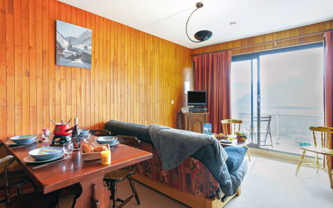 Simiane: Furniture, Table, Building, Comfort, Wood, Interior Design, Picture Frame, Chair, Flooring, Living Room