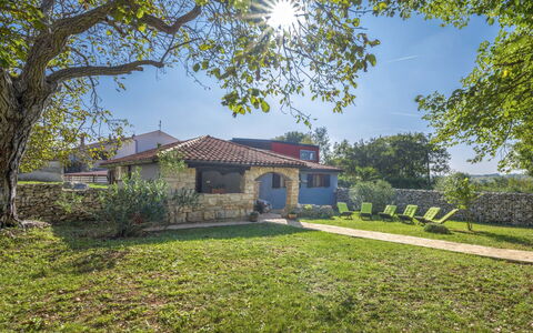 Cetina: Property, House, Home, Real Estate, Estate, Building, Tree, Sky, Residential Area, Architecture