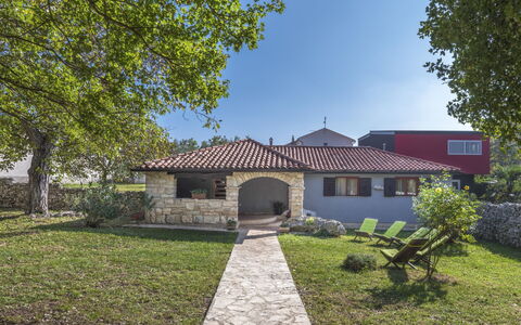 Cetina: Plant, Sky, Building, Window, Tree, Door, House, Cottage, Grass, Residential Area