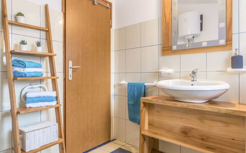 Cetina: Bathroom, Room, Property, Bathroom Cabinet, Furniture, Interior Design, Building, Bathroom Accessory, Real Estate, House