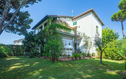 Madda: Property, House, Real Estate, Building, Home, Estate, Architecture, Residential Area, Land Lot, Sky