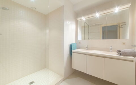 Bredene 730: Bathroom, Property, Room, Bathtub, Real Estate, Interior Design, Tile, Ceiling, Building, Architecture