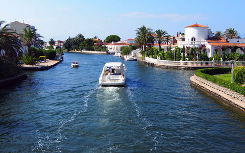 Bonica: Water, Sky, Water Resources, Boat, Plant, Watercraft, Azure, Tree, Lake, Body Of Water