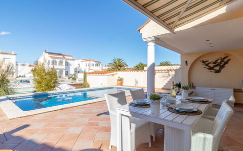Bonica: Property, Building, Real Estate, House, Room, Apartment, Swimming Pool, Vacation, Estate, Villa