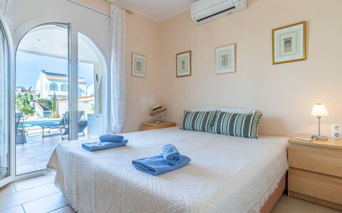 Bonica: Bedroom, Furniture, Room, Bed, Property, Bed Sheet, Interior Design, Building, Mattress, Bedding