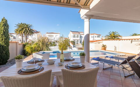 Bonica: Property, Building, Real Estate, House, Apartment, Room, Vacation, Resort, Interior Design, Table