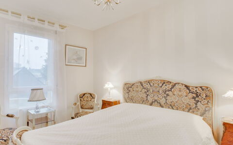 Le Hoche: Furniture, Property, Building, Window, Azure, Comfort, Wood, Textile, Shade, Interior Design