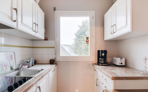 Le Hoche: Cabinetry, Kitchen Sink, Countertop, Property, Sink, White, Building, Kitchen, Wood, Lighting