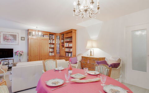 Le Hoche: Table, Furniture, Property, Tableware, Chair, Cabinetry, Interior Design, Lighting, Wood, Tablecloth