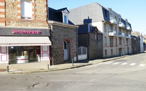 Le Hoche: Sky, Window, Building, Residential Area, Asphalt, House, Road Surface, Street Light, Real Estate, Facade