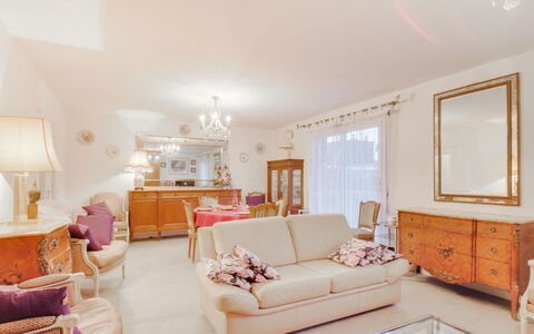 Le Hoche: Room, Property, Living Room, Furniture, Interior Design, House, Pink, Building, Ceiling, Floor