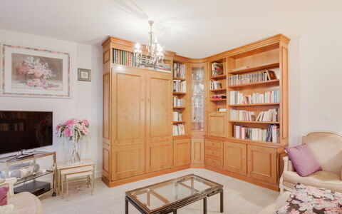 Le Hoche: Furniture, Property, Picture Frame, Table, Wood, Shelving, Lighting, Shelf, Interior Design, Architecture