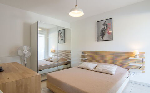Carqueiranne 101: Wood, Bed, Room, Lighting, Interior Design, Property, Floor, Wall, Bedding, Bed Sheet