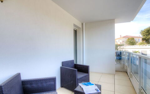 Carqueiranne 101: Room, Interior Design, Wall, Couch, Floor, Flooring, Real Estate, Ceiling, Living Room, Studio Couch
