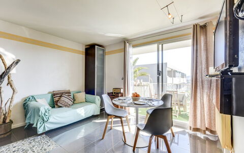 Les Vues de L'Argentière: Room, Property, Furniture, Interior Design, Building, House, Real Estate, Yellow, Living Room, Floor