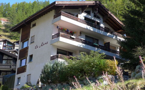 Le Mans: Building, Plant, Sky, Window, Tree, House, Land Lot, Residential Area, Real Estate
