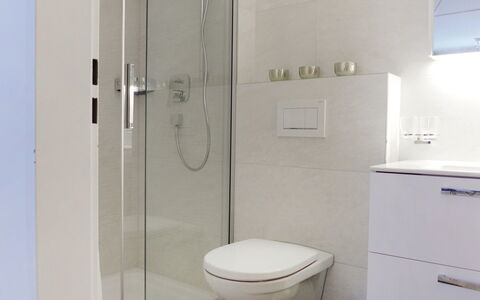 Le Mans: Bathroom, Property, Room, Toilet, Plumbing Fixture, Tap, Wall, Purple, Bathroom Accessory, Toilet Seat