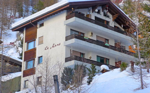 Le Mans: Property, Winter, House, Snow, Building, Real Estate, Home, Architecture, Apartment, Roof