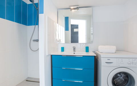 Roch Maria: Room, Blue, Laundry Room, Bathroom, Turquoise, Property, Azure, Furniture, Clothes Dryer, Major Appliance