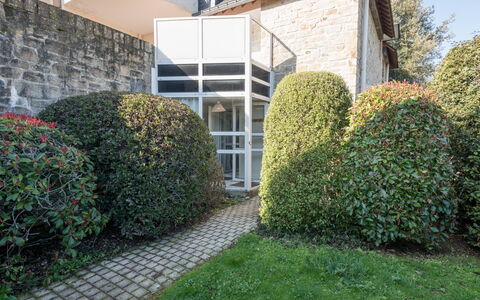 Océania Ii: Property, Shrub, Hedge, Grass, Tree, Real Estate, Lawn, Plant, Woody Plant, House