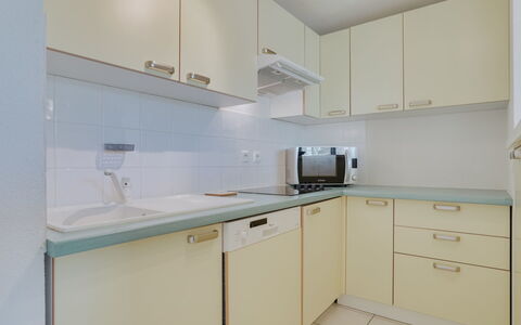 Les Écureuils: Countertop, Cabinetry, Kitchen Sink, Tap, Sink, Kitchen Stove, Kitchen, Kitchen Appliance, Wood, Drawer