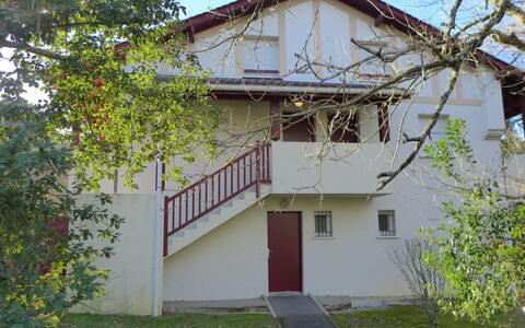 Les Écureuils: Building, Property, Window, Plant, House, Sky, Tree, Architecture, Vegetation