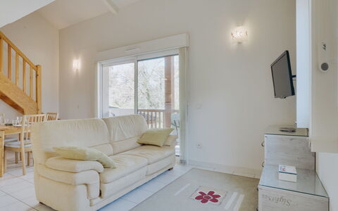 Les Écureuils: Furniture, Couch, Rectangle, Wood, Window, Flooring, Interior Design, Living Room, Floor